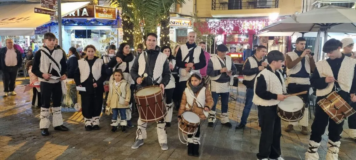 Xirimiters de la Marina amb indumentària tradicional de pell d'ovella