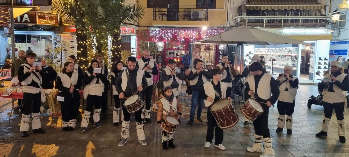 Xirimiters de la Marina tocant dolçaines i tabalets en cercavila nocturna