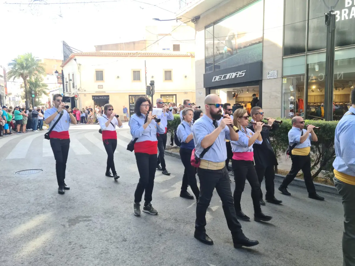 Colla de dolçainers tocant en cercavila durant les festes