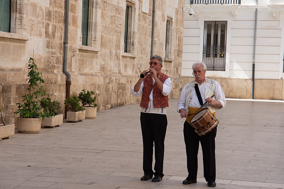 Dolçainer i tabaleter tocant en una festa valenciana
