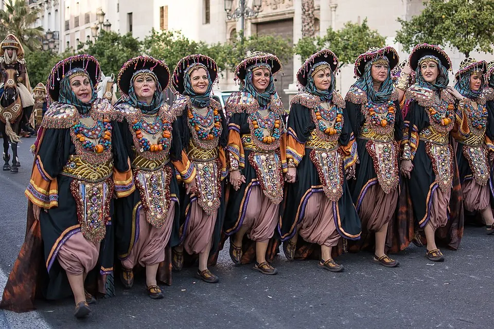 Desfilada de la facció mora amb vestimenta tradicional